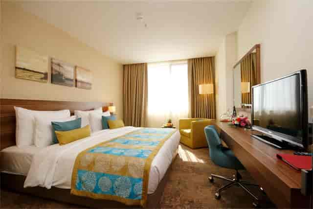 Modern hotel room with workspace at Tüyap Palas for business travel and conference stays.