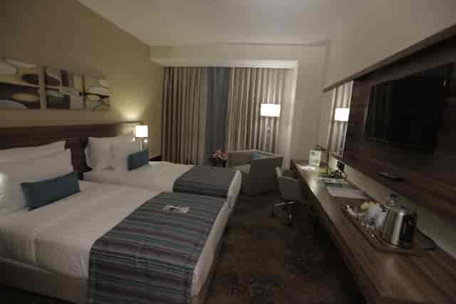 Defne at Tüyap Palas: Upscale twin hotel room for business conference accommodation.