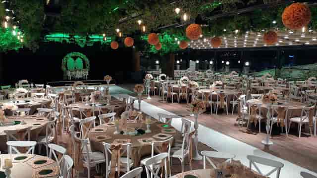 Zümrüt Bahçe wedding gala venue with lush canopy lighting and elegant aisle.