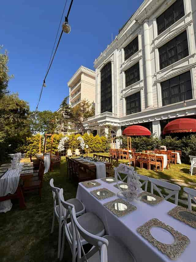 İnci Pearl Hall garden: Elegant outdoor wedding and banquet venue with floral accents.