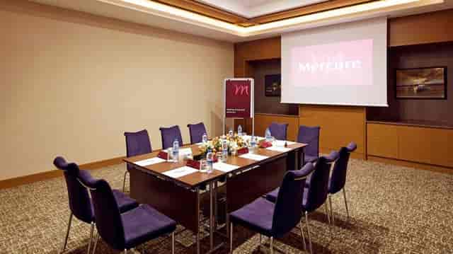 Kadikoy Meeting Room at Mercure Istanbul: boardroom setup for corporate events and workshops.