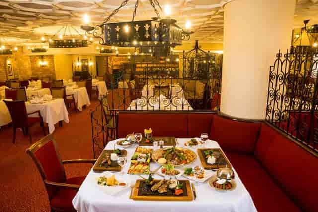 VIP banquet in The Garden Room, Radisson Hotel Istanbul featuring elegant round table seating.