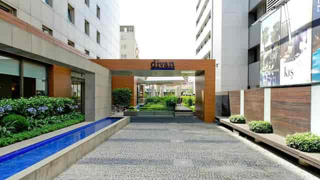 Divan hotel porte-cochère for upscale corporate events and social gatherings.