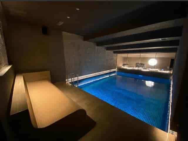 VIP breakout room at Delta Hotels Istanbul Levent with water feature for private corporate events.