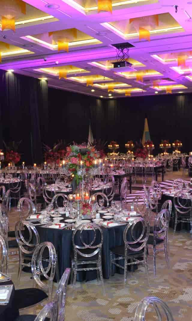 Hilton Kozyatağı banquet hall with elegant gala decor, floral centerpieces, and upscale event setup.