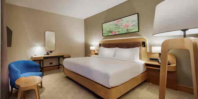 Modern guest room at Luxus DoubleTree Istanbul Tuzla for business travel and corporate lodging.