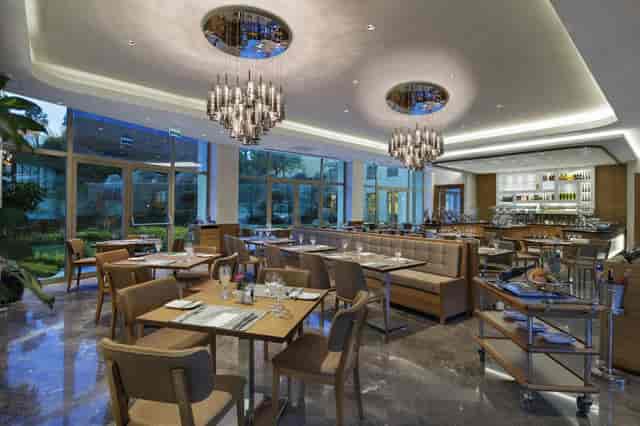 Luxus restaurant at DoubleTree Tuzla: upscale dining space for networking receptions and breakfasts.
