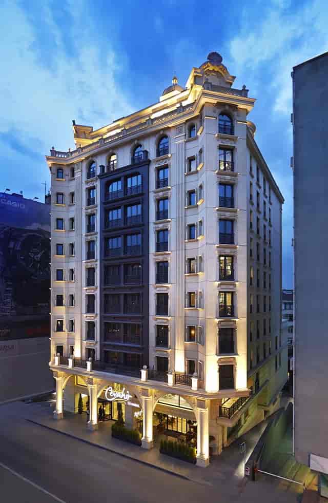 Executive business center at DoubleTree Istanbul Gayrettepe for corporate meetings and retreats.
