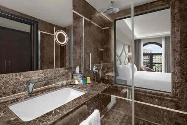 Luxury hotel bathroom at DoubleTree Istanbul Gayrettepe for executive event accommodations.