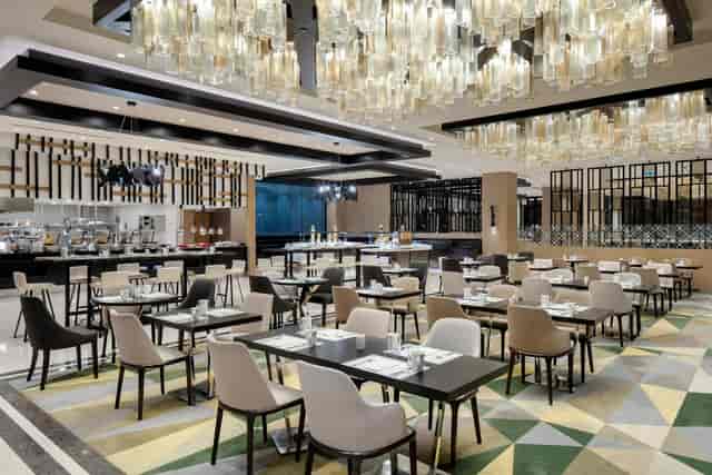 Yesilkoy Hilton Bakirkoy contemporary hotel dining space for VIP breakfast and networking events.