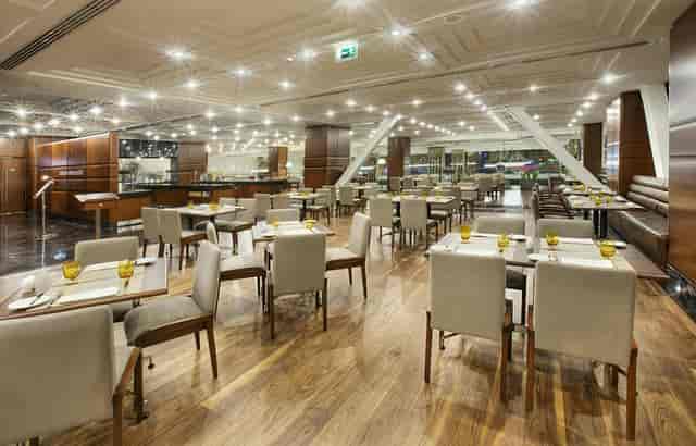 Akasya hotel dining room at DoubleTree Istanbul, ideal for corporate networking and breakfasts.