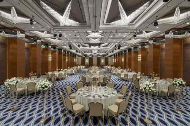 Pillar-free ballroom at DoubleTree Istanbul, perfect for gala dinners and corporate banquet events.