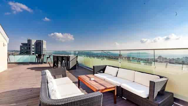 Rooftop lounge at Dedeman Bostancı with panoramic views for corporate networking and team events.
