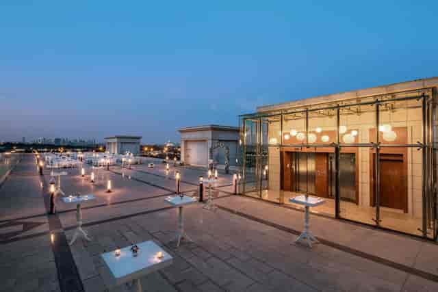 Modern rooftop networking venue at DoubleTree Istanbul, featuring sophisticated twilight lighting.