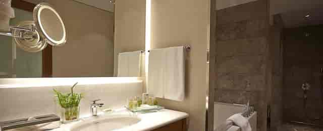 Luxury guest bathroom at Crowne Plaza Istanbul, featuring premium amenities for corporate events.