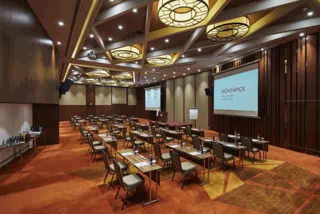 Pierre Loti meeting room with classroom setup for professional seminars and corporate training.