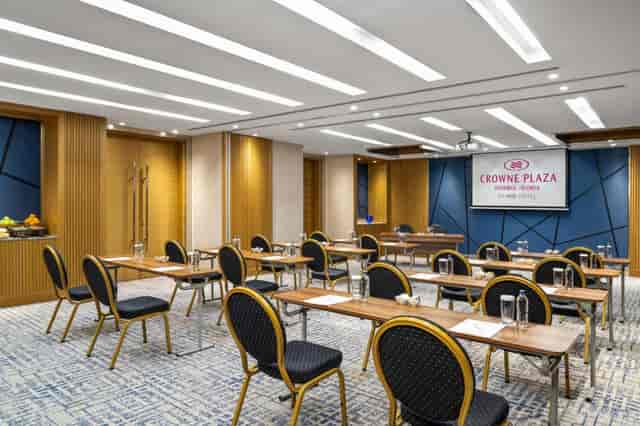 Classroom-style business center at Crowne Plaza Istanbul for corporate training and workshops.