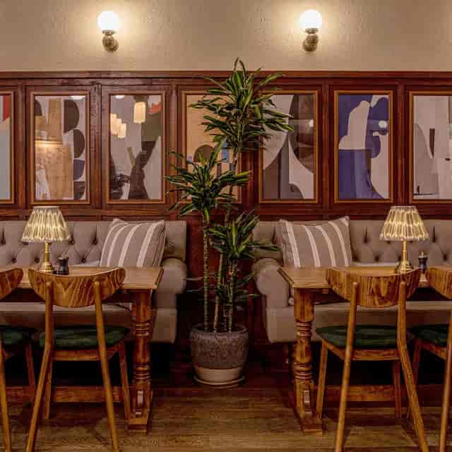 VIP meeting space at Café in Faim with tufted banquettes for professional networking events.