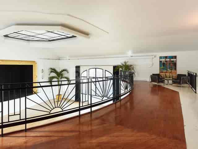 Le Solaris mezzanine VIP lounge for intimate networking and corporate event registration.