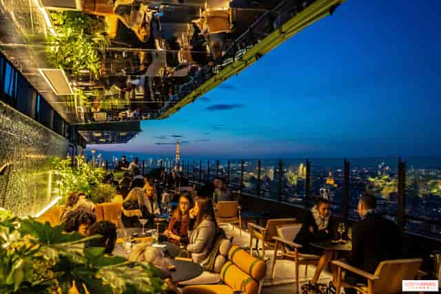 Rooftop lounge in Paris with cozy seating for premium corporate receptions and networking events.