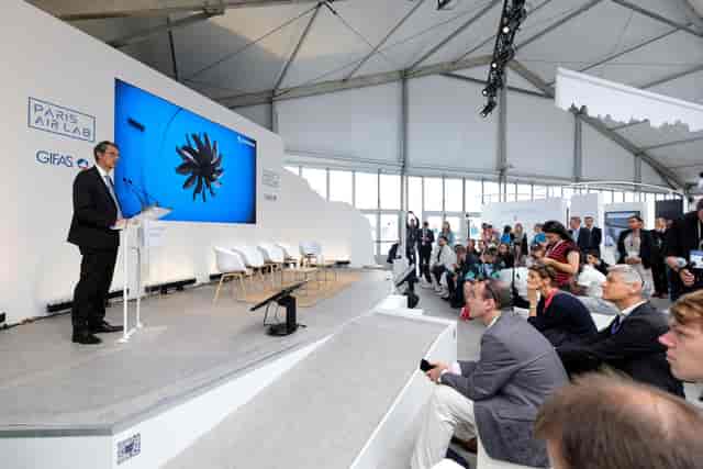 Minimalist Paris Air Lab stage with digital signage for corporate keynote and industry event.