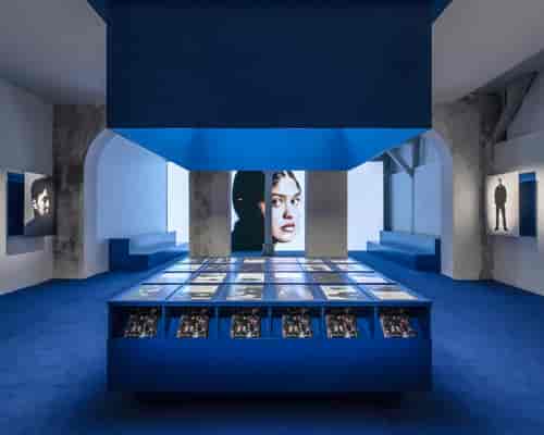 Minimalist Espace Showroom gallery installation with bench seating for brand activation events.