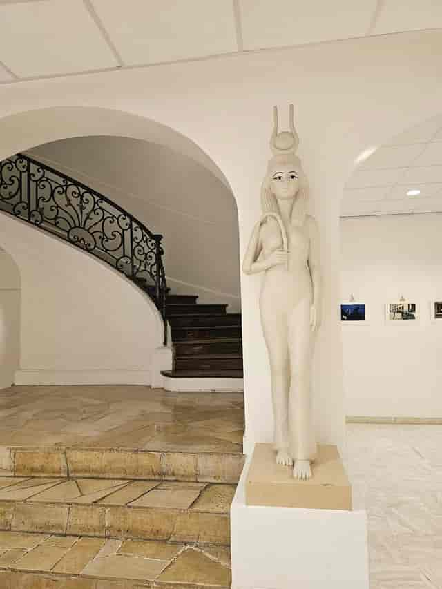 Nefertiti Room at Espace Saint-Martin: Thematic foyer with elegant staircase for event entrance.