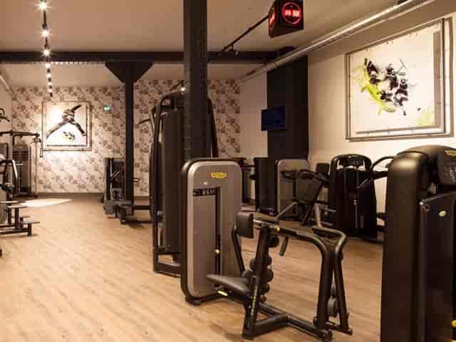 Boutique hotel gym in Place de la Bastille with industrial design for conference wellness events.