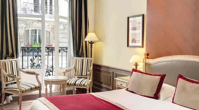 Upscale Parisian lounge at Hôtel Trocadero La Tour for executive retreats and incentive travel.