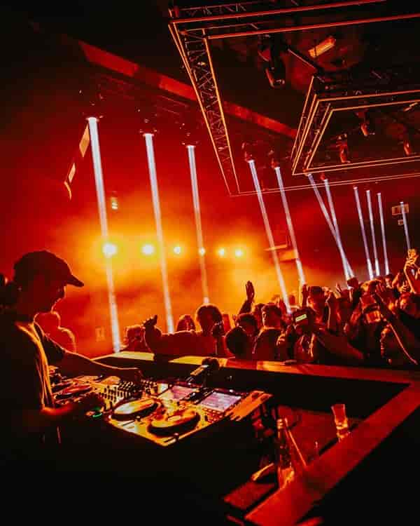 VIP Lounge at GATE Club Paris: Dynamic lighting and DJ for corporate nightlife event venue.