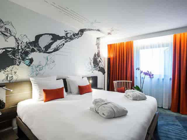 Studio Daguerre hotel room with graphic accent wall for VIP conference accommodation.