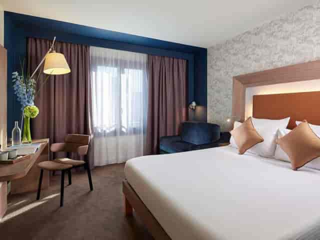 Modern Studio Jenkins hotel room with workspace for business travel and corporate events.