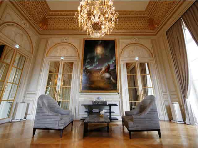 Luxury Salon des Batailles meeting room at Hôtel de Crillon, perfect for executive events.