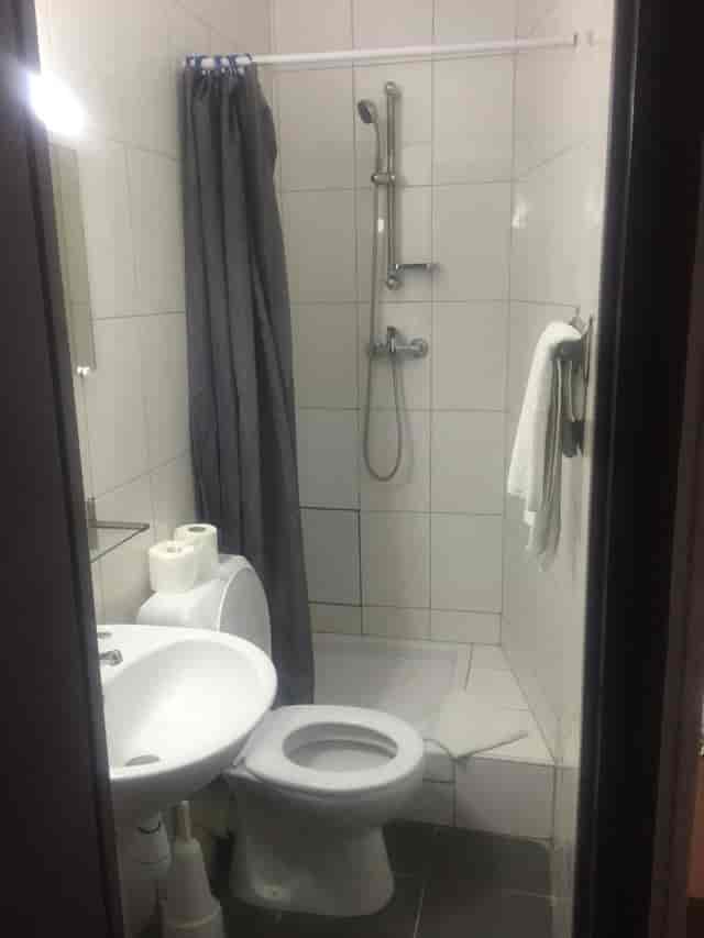 Compact Hotel Chevallier bathroom, budget event lodging, professional site inspection photography.
