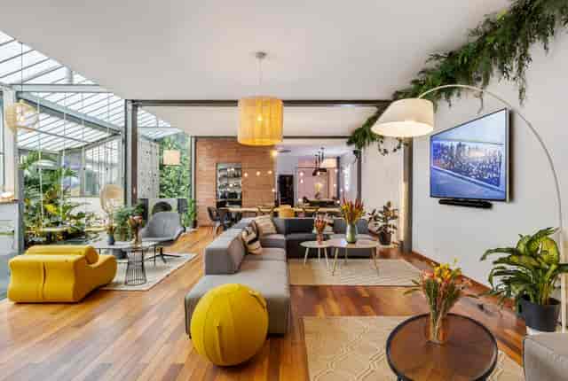 Modern Sub-committee Room, flexible breakout space for creative corporate workshops and networking.