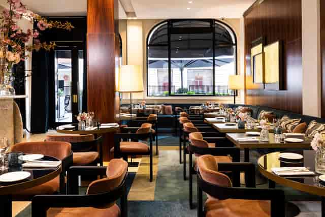 Salon Gallimard, Hôtel Montalembert: Sophisticated tiered seating for corporate breakfasts.