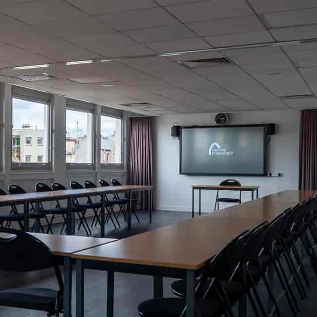 U-shaped meeting room in Formeret with AV tech for corporate workshops and training sessions.