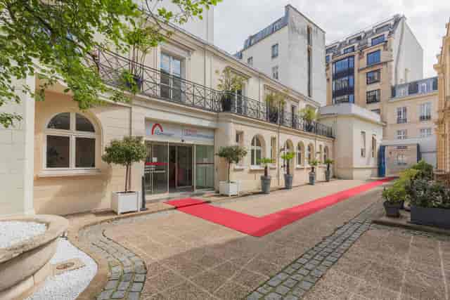 Red carpet entrance at Espace La Rochefoucauld, private courtyard for VIP event venues.