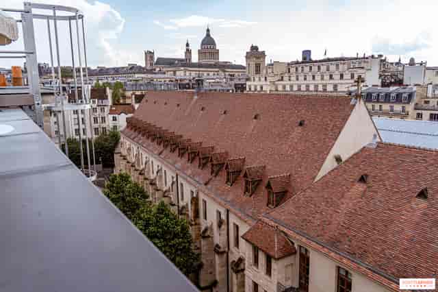 Hôtel Pilgrim rooftop terrace with Parisian architecture for networking events and cocktail parties.