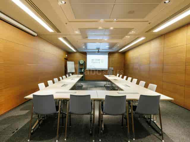 U-shaped meeting room in Centre de Conférences Coeur Défense for corporate training and board events.