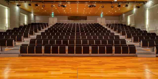 Tiered auditorium at Centre de Conférences Coeur Défense for corporate presentations and conferences.