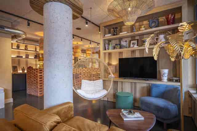 Modern breakout room at Kopster Hotel Paris for boutique corporate retreats and networking events.