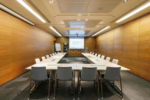 U-shaped meeting room at Coeur Defense, featuring wood-paneled walls for corporate board meetings.