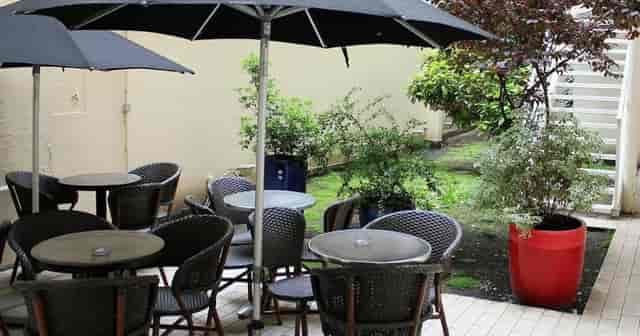 Patio in Liège Saint-Lazare with wicker furniture, ideal for networking and outdoor catering events.