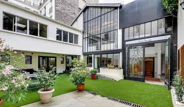 Industrial-chic Salle Pythagore courtyard for creative cocktail receptions and event venue rental.