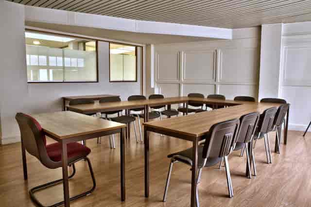 U-shape meeting room in Espace Batignolles for collaborative workshops and corporate board meetings.