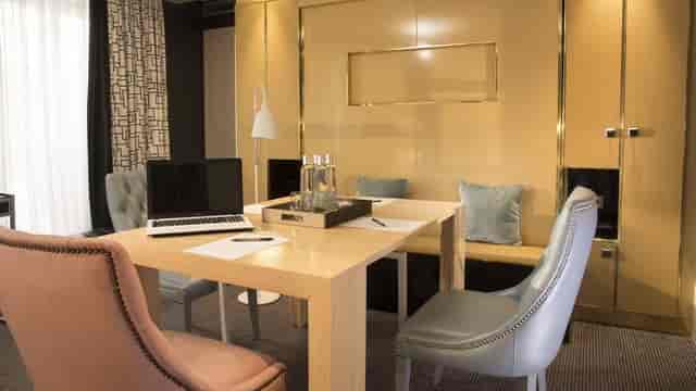 Hôtel Baume Paris meeting room with plush seating for creative collaboration and business events.