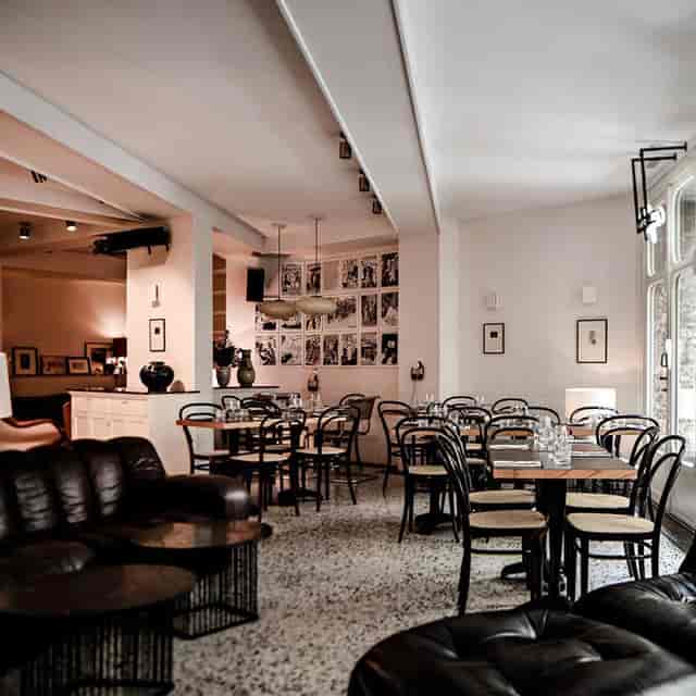 Le Pigalle restaurant featuring modular tables for corporate events and networking mixers.