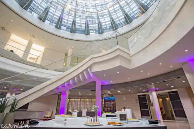 Modern atrium at Etoile Saint-Honoré conference center for networking events.