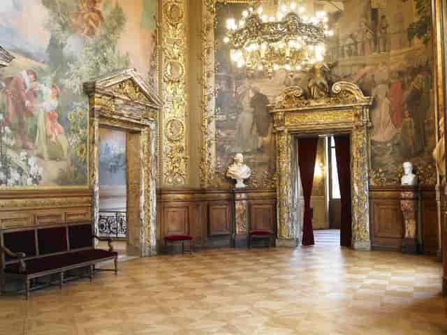 Opéra Comique foyer with ornate frescoes, ideal for VIP receptions and sophisticated events.